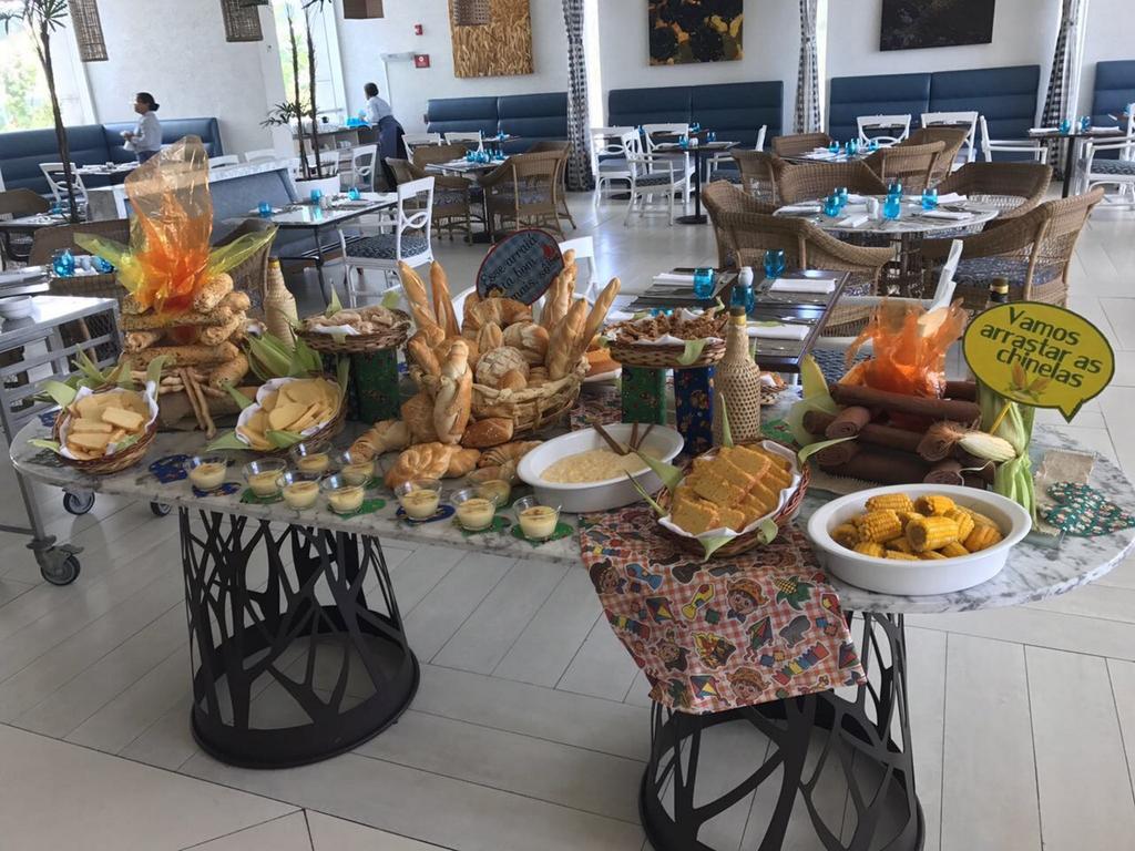 Sheraton Reserva Do Paiva Кабу-ди-Санту-Агостинью Экстерьер фото A buffet at a hotel
